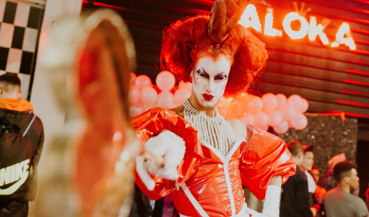Drag queenide hüpnotiseeriv subkultuur: mis lugu on ereda meigi ja suurejooneliste kostüümide taga?